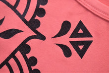 Cargar imagen en el visor de la galería, Camiseta Mandala Coral Dama